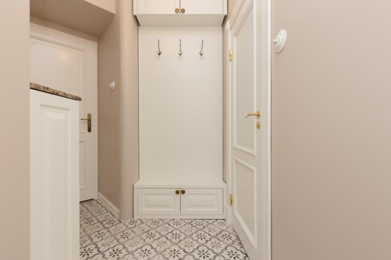 Metro Rondo Onz Apartment By Noclegi Renters Varsó Kültér fotó